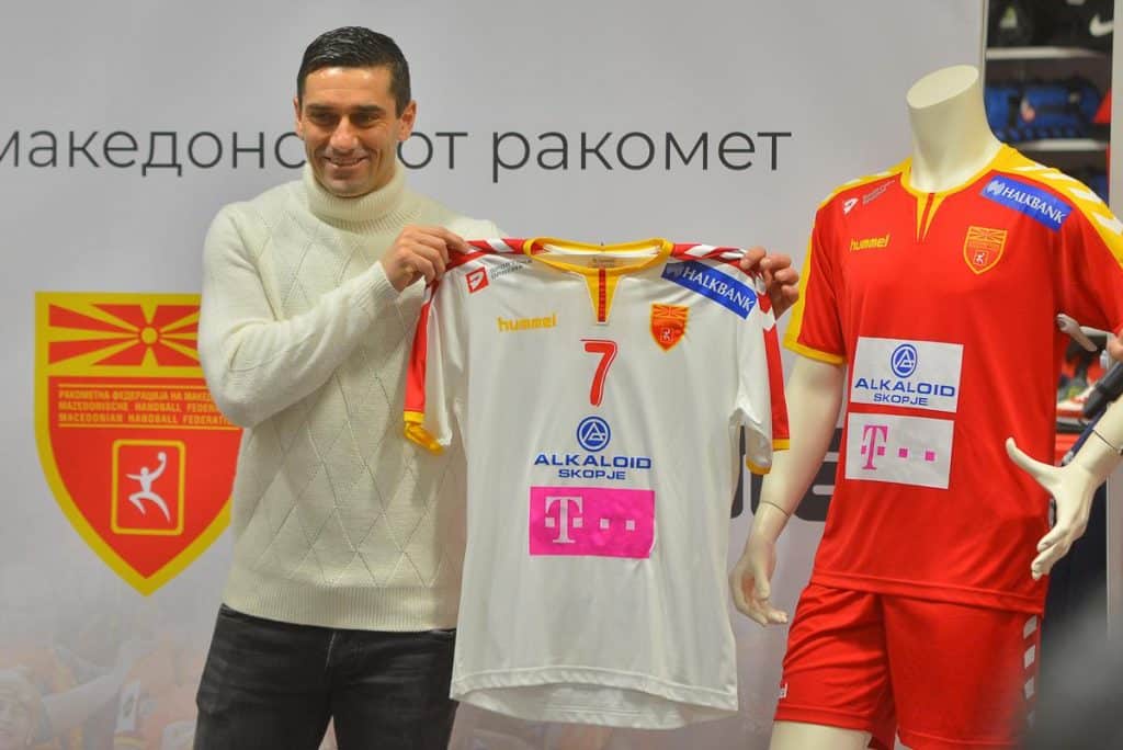 maillot-macedoine-championnat-du-monde-handball-hummel-lazarov